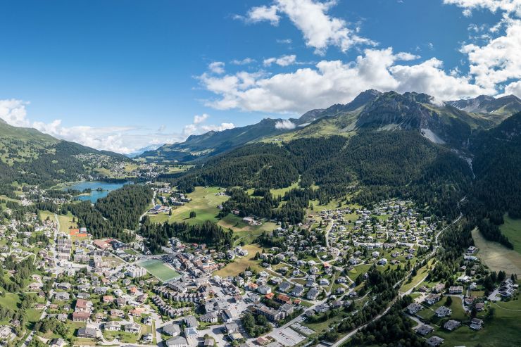 die-ferienregion-lenzerheide-sicht-von-lenzerheide-in-richtung-valbella-8664661.jpg